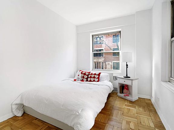 5th image of 135 Willow St APT 305