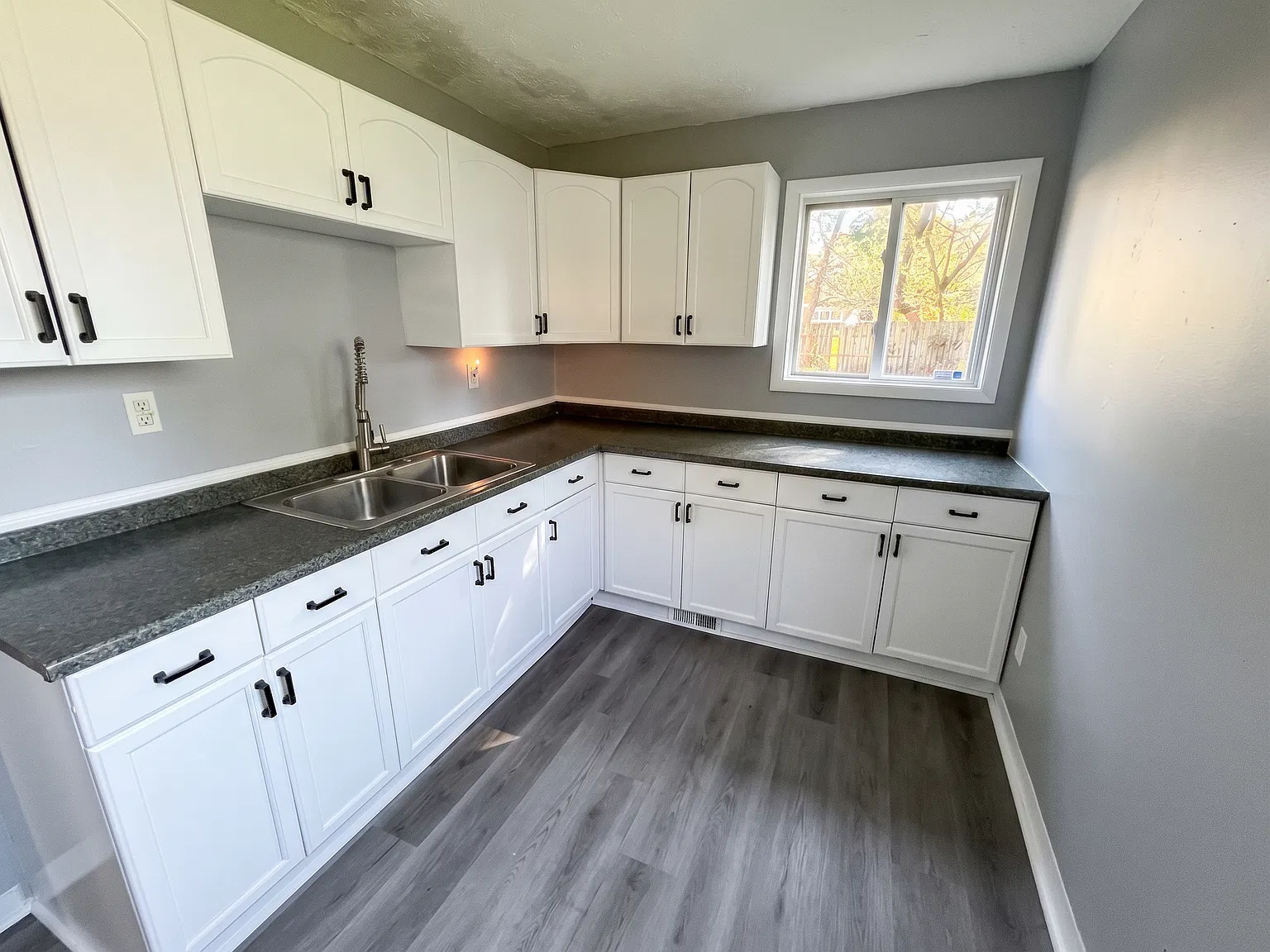 3 bed, 1.5 bath, 1630 sqft, $1,250 — Photo 2