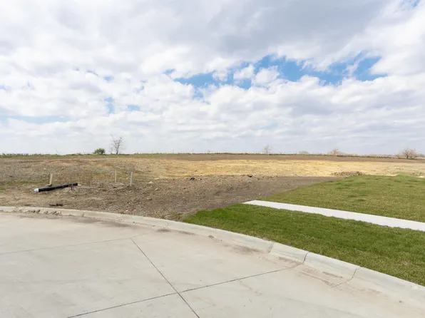 228 Willow Oak Dr, Cedar Falls, IA 50613