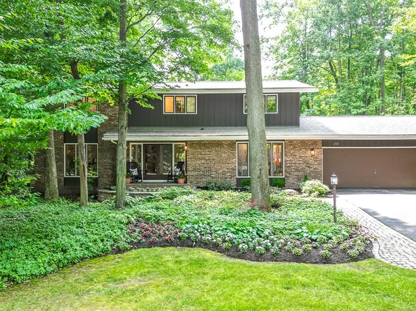 210 Hibiscus Dr, Rochester, NY 14618