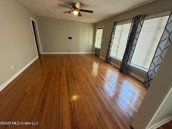 4th image of 618 Launcelot Rd