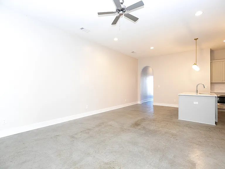 4640 Broadwick St — Photo 2