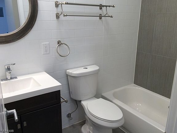 4th image of 104 Broughton Ave Unit 1B