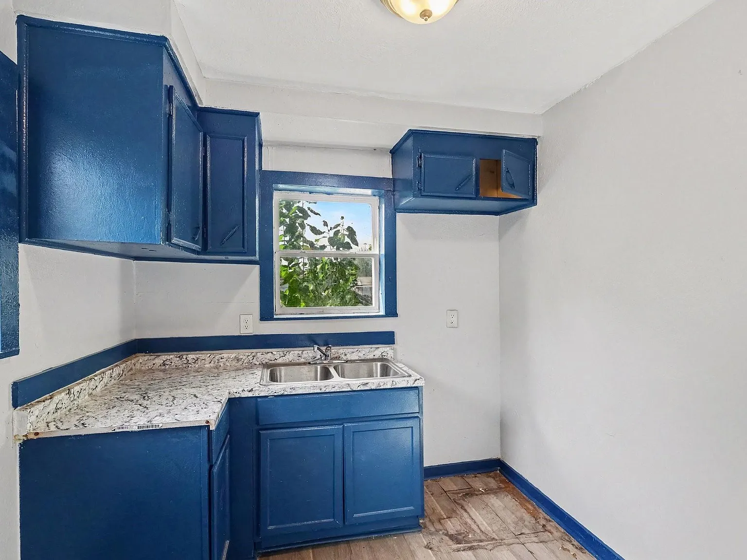 2 bed, 1.0 bath, 1860 sqft, $1,100 — Photo 4