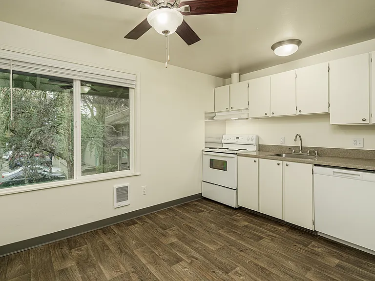 Lynnwood Garden Village — Photo 7