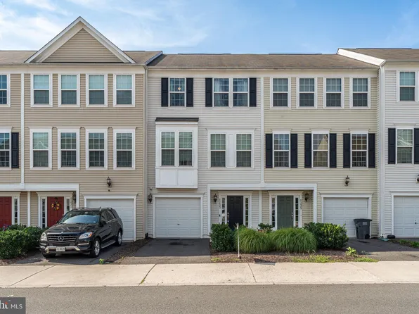 8233 Heritage Crossing Ct, Manassas, VA 20109