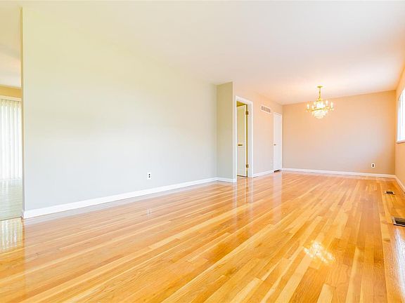 3rd image of 9574 Indian Meadows Dr