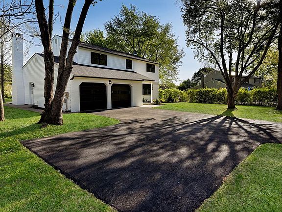 3rd image of 258 Hawthorne Cir