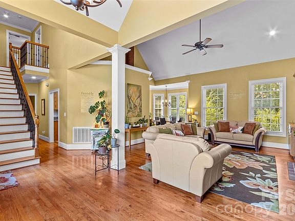 4th image of 158 Winding Brook Way