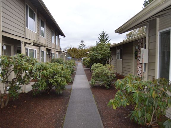 3rd image of 1649 NE Barberry Dr APT 16