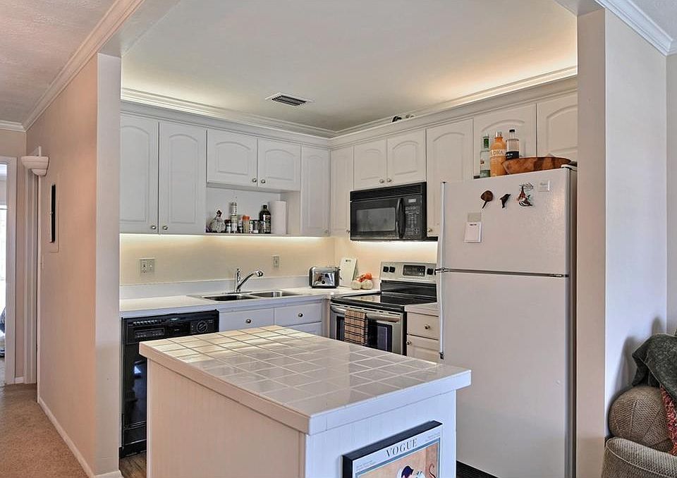 1st image of 19 Pine Arbor Ln