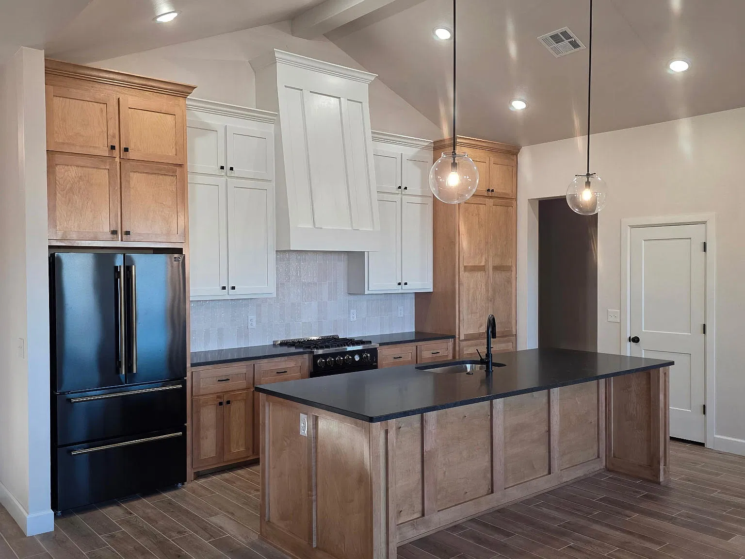 4 bed, 2084 sqft, $2,600 — Photo 3