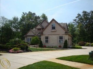 2222 Sandlewood Dr, White Lake, MI 48383