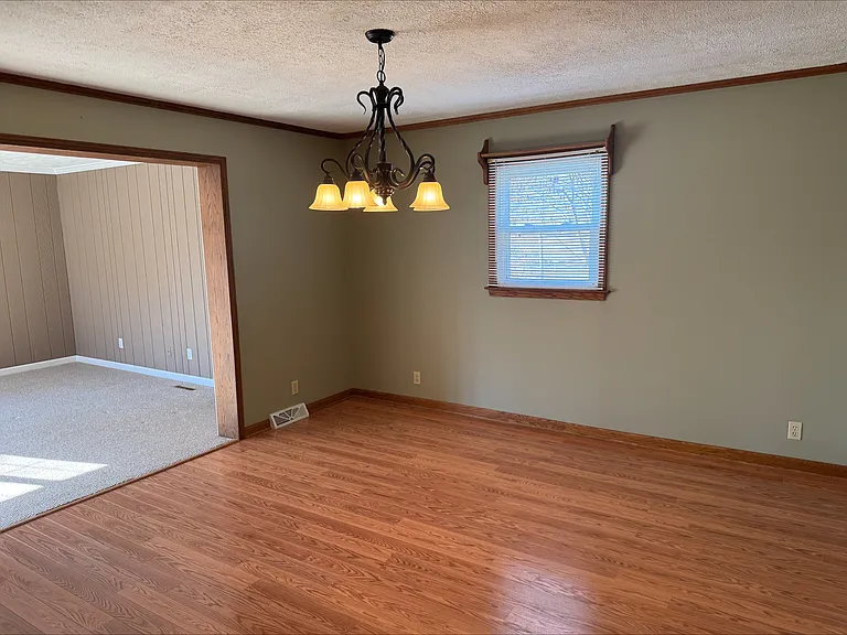 849 E North St — Photo 11