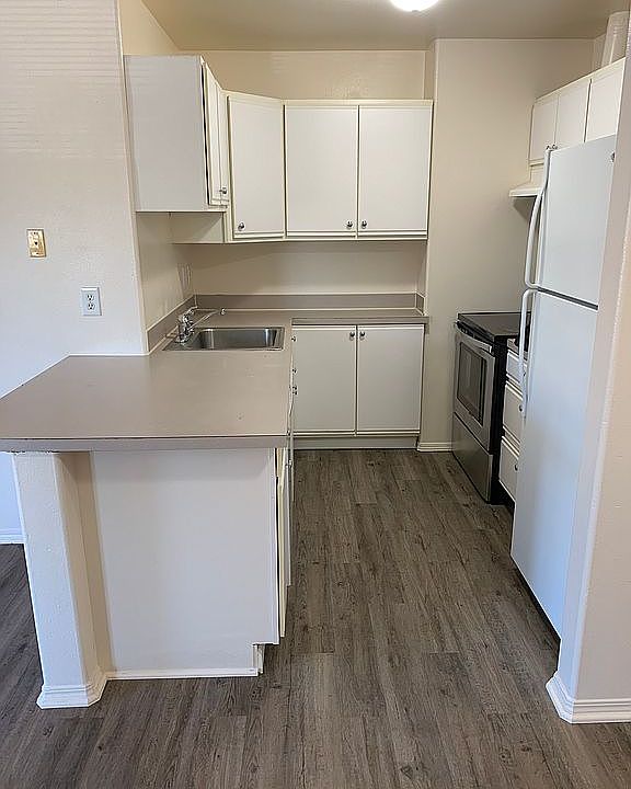 1st image of 5525 University Way NE #401