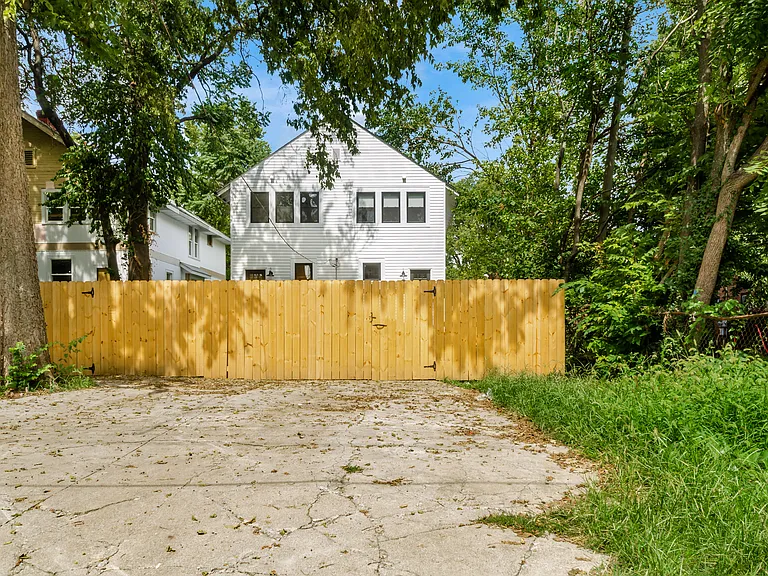 1671 Oak St — Photo 43