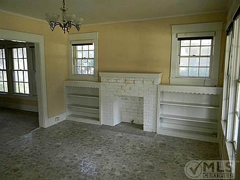 4th image of 1503 N Oak Ave
