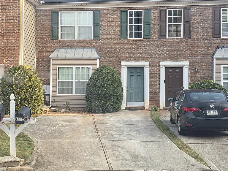4612 Grand Central Pkwy — Photo 1