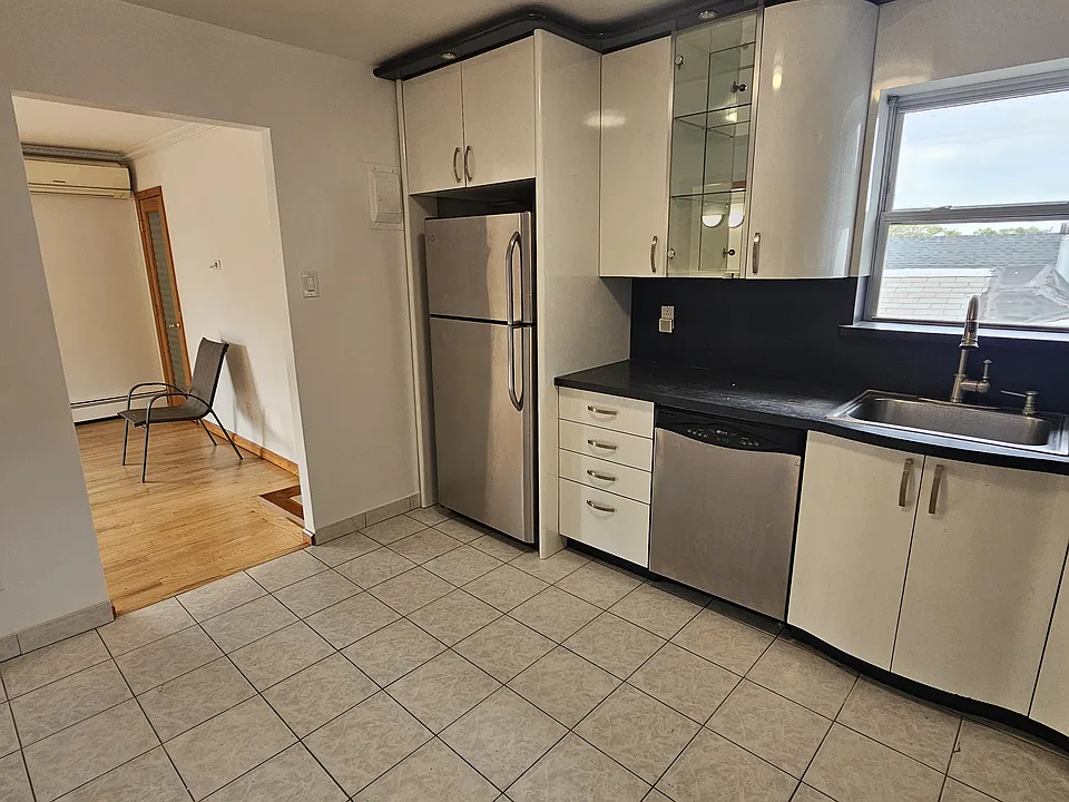 2525 E 12th St #3