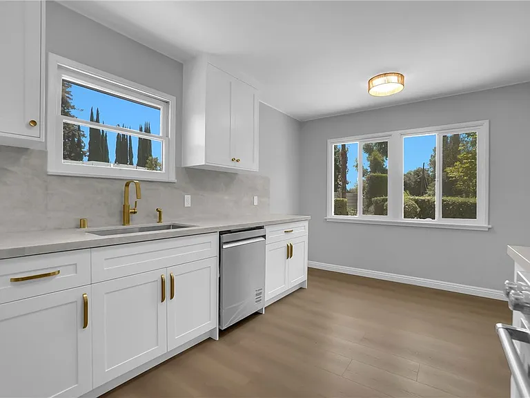 325 W Le Roy Ave — Photo 45