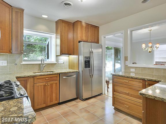 5th image of 304 John Marshall Dr NE