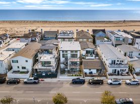 913 W Balboa Blvd, Newport Beach, CA
