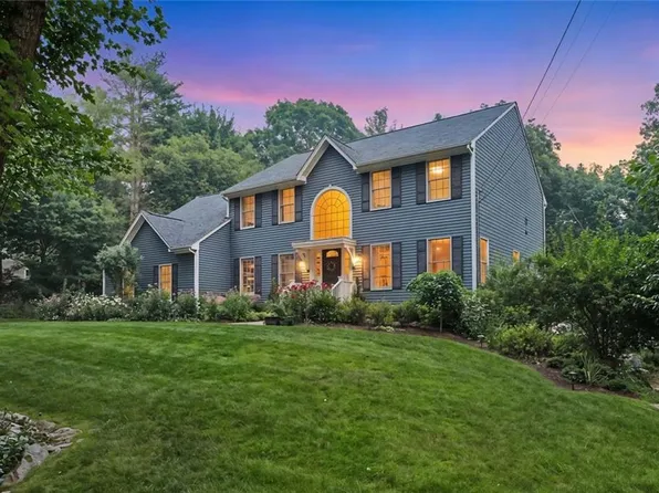 91 Woodridge Dr, Saunderstown, RI 02874