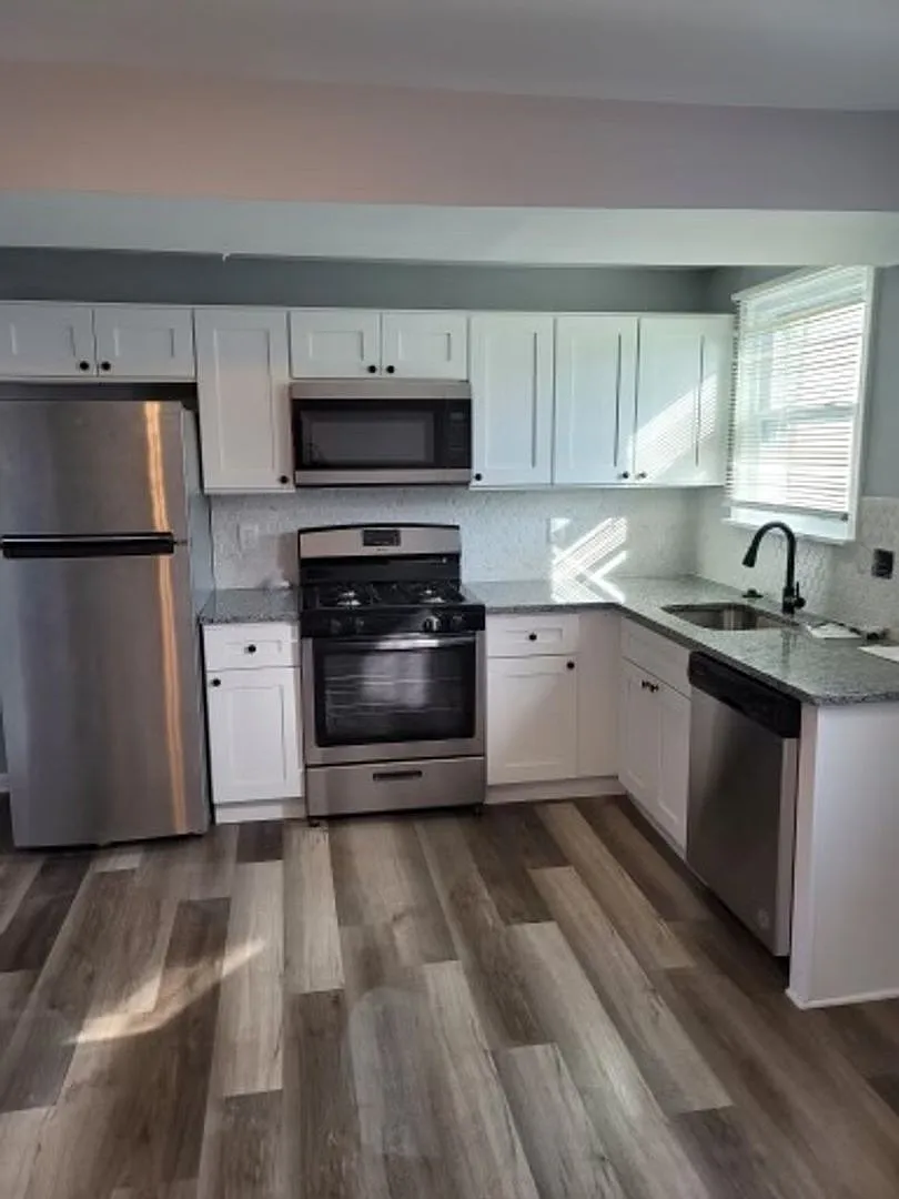 Beautiful 3bd 1 bath for Rent in Brostol PA — Photo 2