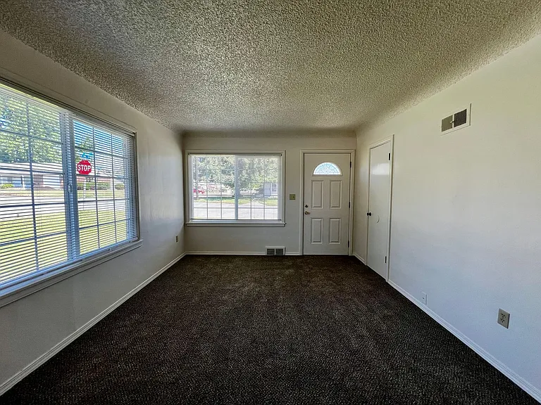 2608 Bonnie Doon Ave — Photo 3