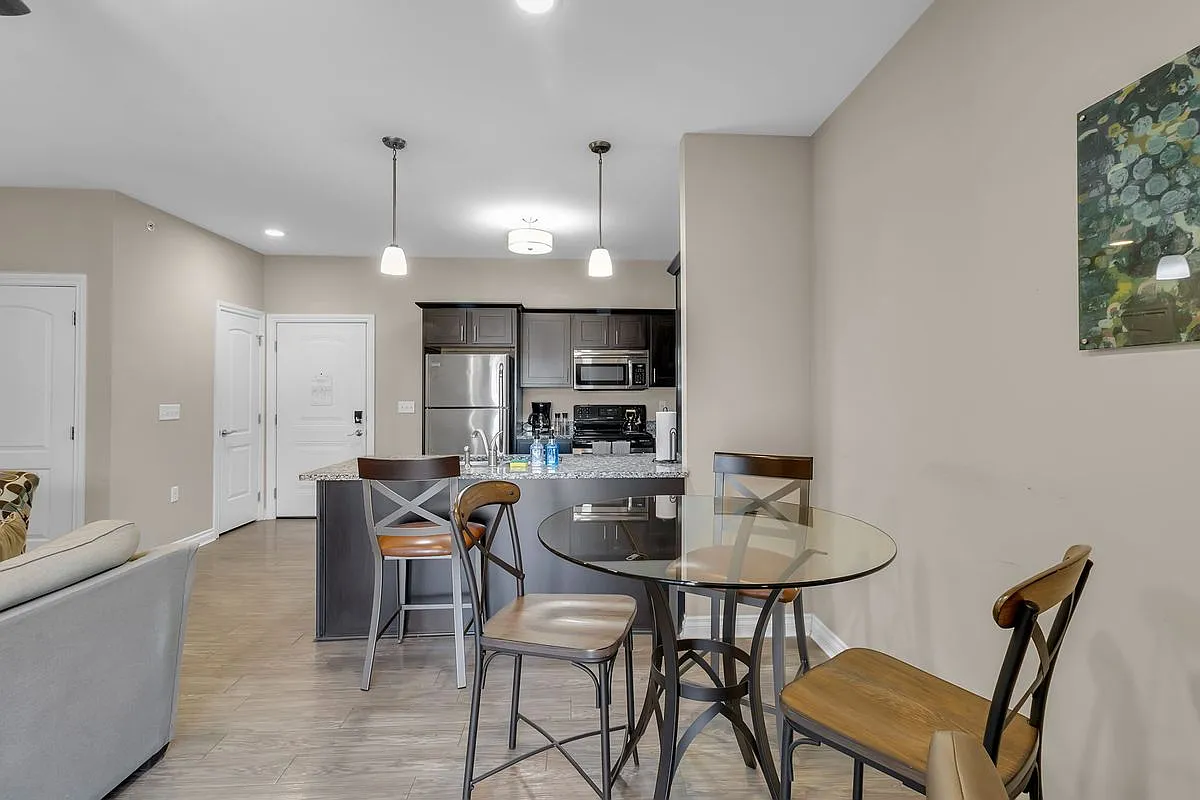 1 bed, 1.0 bath, 977 sqft, $1,826 — Photo 3