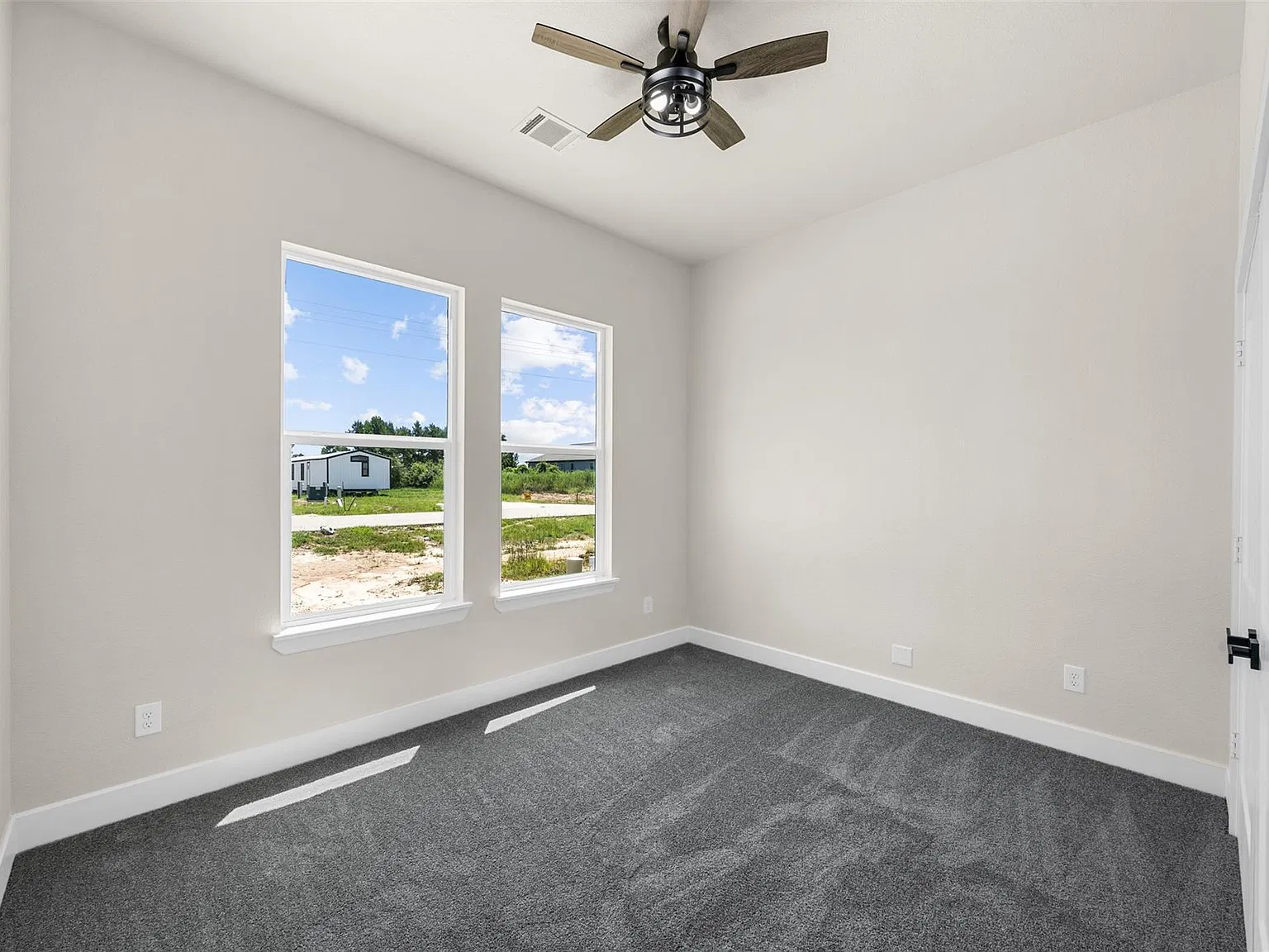 4 bed, 3.0 bath, 2372 sqft, $2,200 — Photo 3