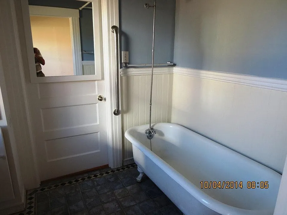 Clawed foot tub