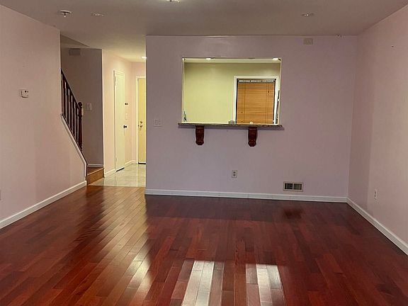 2nd image of 32 Greenwich Dr