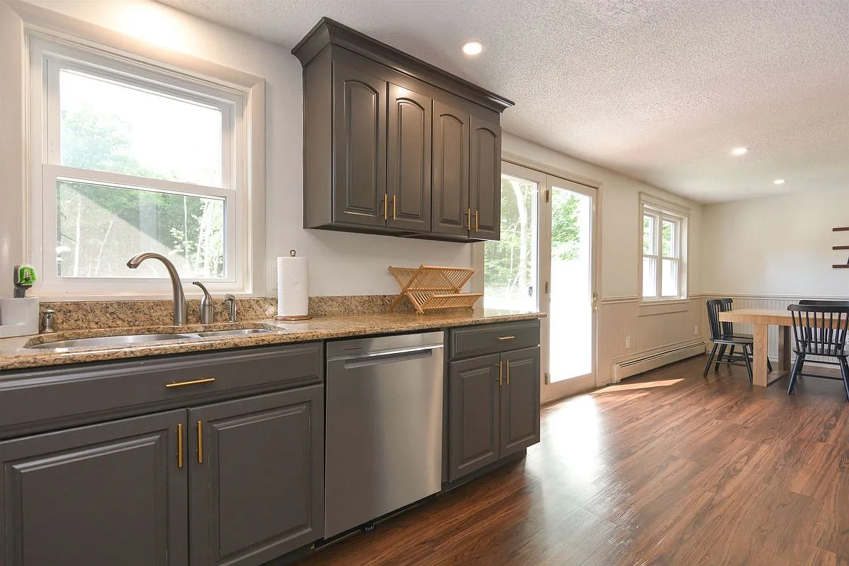 3 bed, 2.0 bath, 2442 sqft, $4,500 — Photo 3