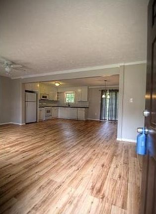 3rd image of 6218 Crestview Ln