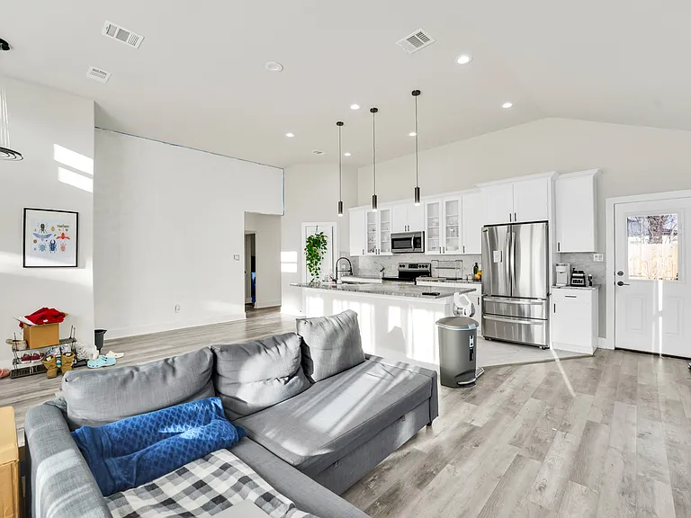4621 Collins Ave — Photo 9