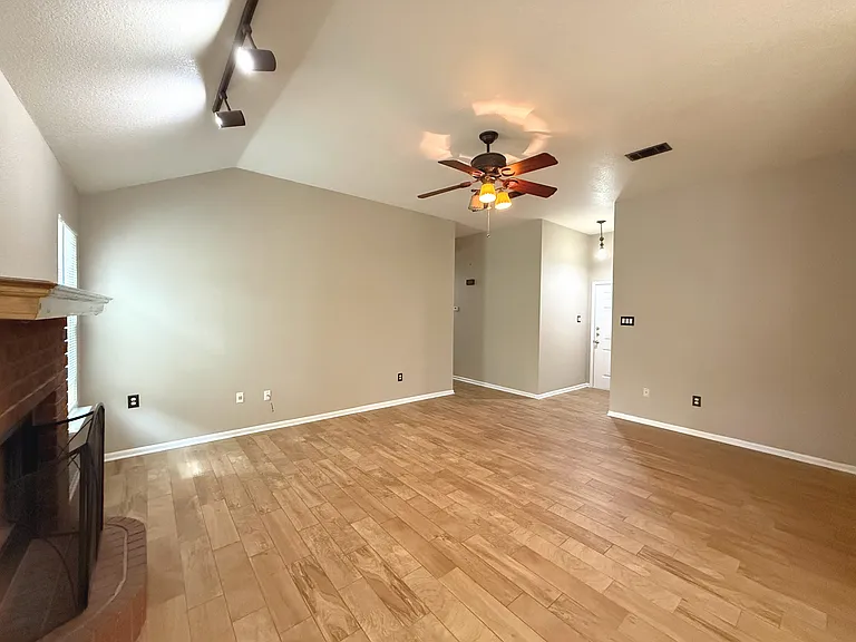 1002 Northern Dancer Dr — Photo 2