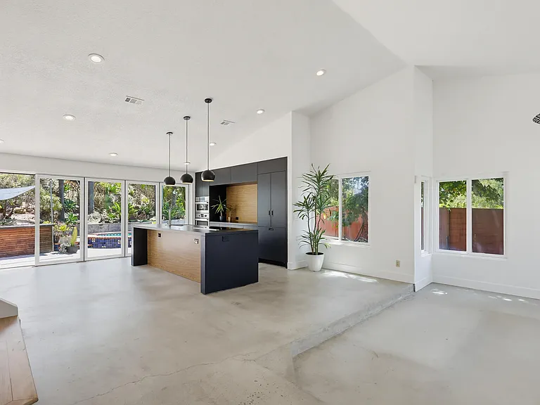 1609 Honeysuckle Ct — Photo 8