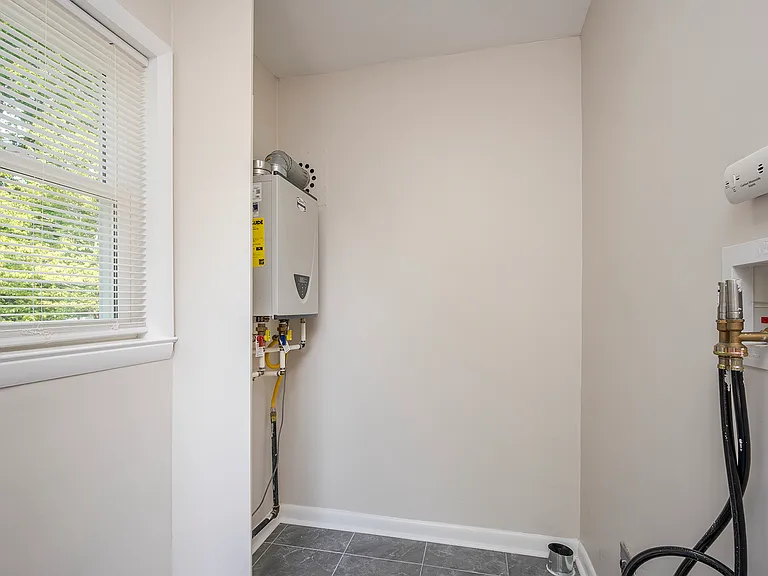 1022 Della Dr — Photo 28