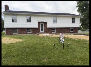 1302 Redbud Dr, Macon, MO 63552