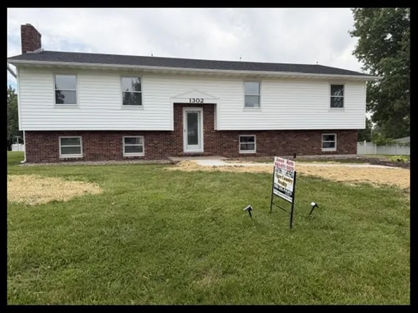 1302 Redbud Dr, Macon, MO 63552