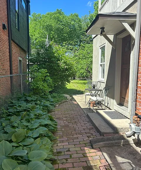 1626 Summit St — Photo 2