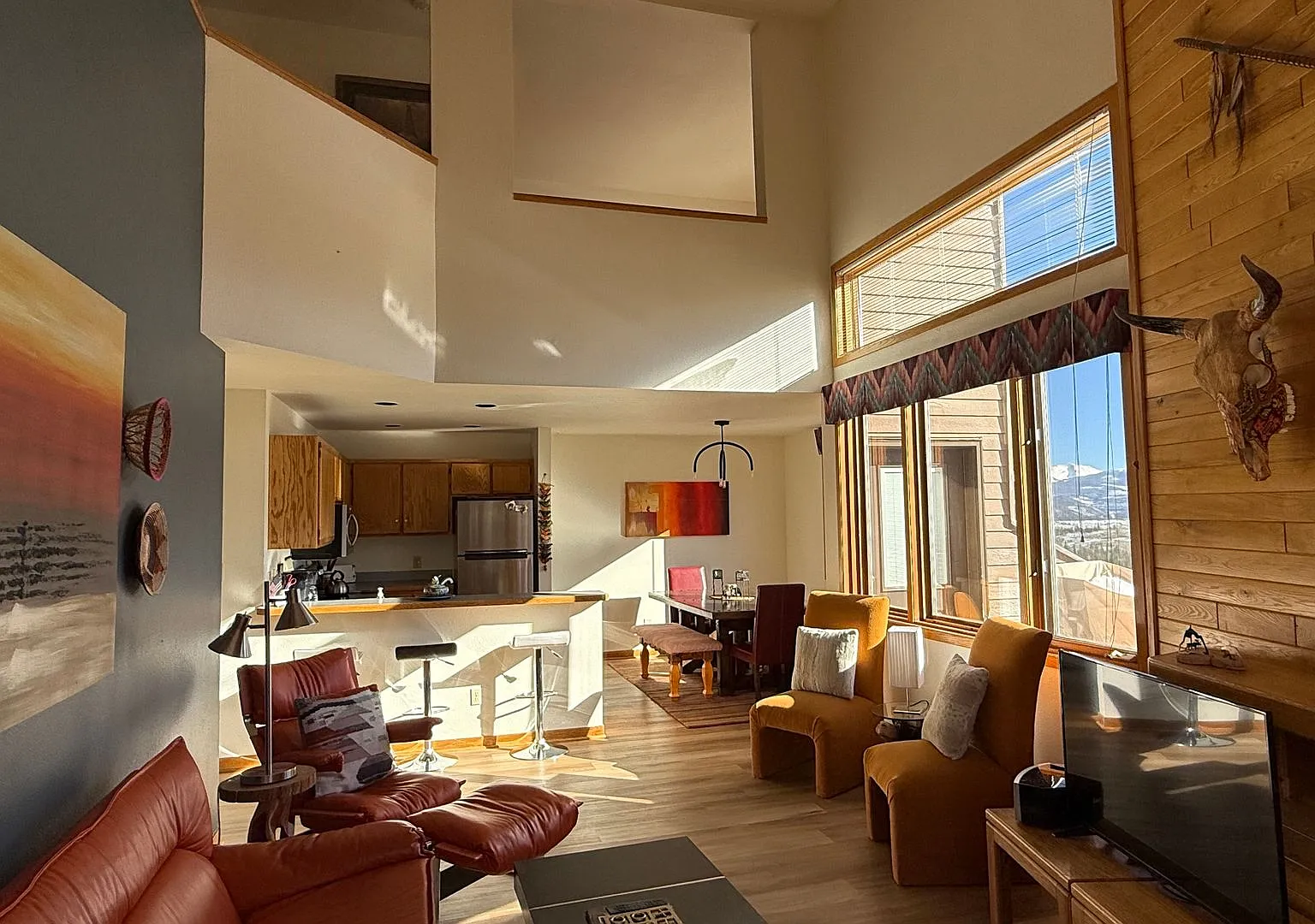 Light Bright 2 BDR plus Loft 3BATH — Photo 1