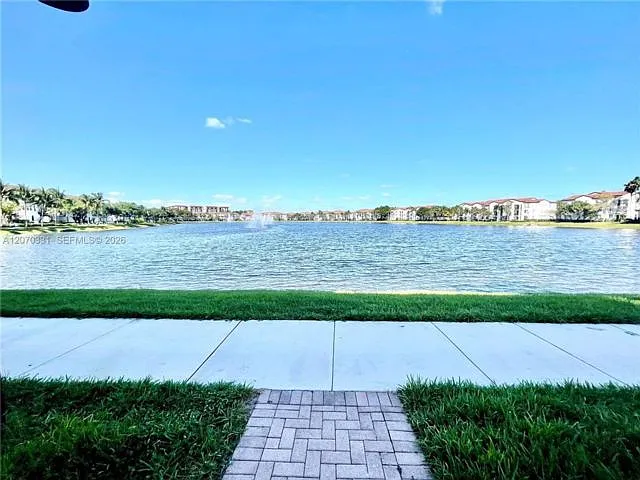 3 bed, 3.5 bath, 1919 sqft, $3,300 — Photo 3