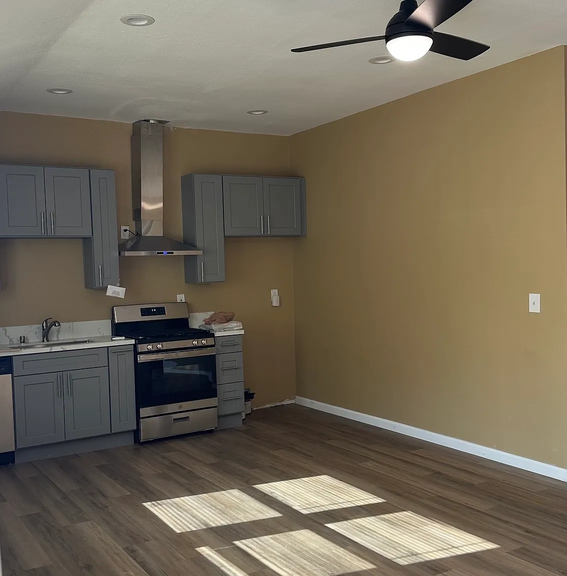 2 bed, 600 sqft, $2,500 — Photo 4