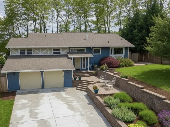 12395 SW Clara Ln, Lake Oswego, OR 97035