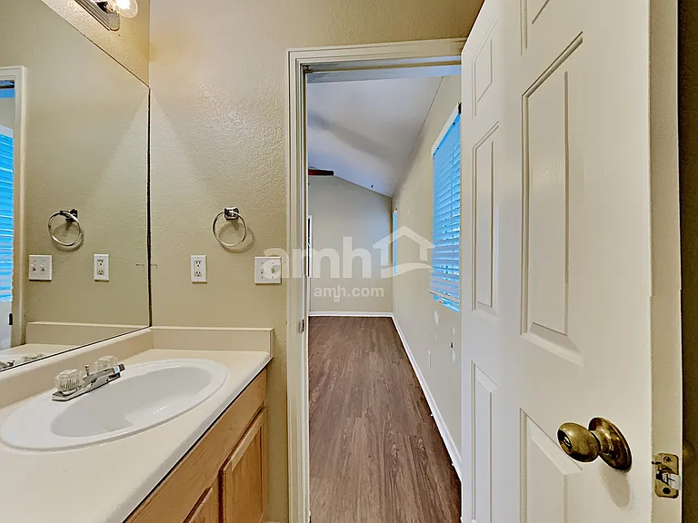 1638 S Buckley Way — Photo 8