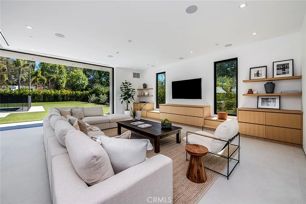 6 bed, 6.5 bath, 8000 sqft, $29,500 — Photo 1
