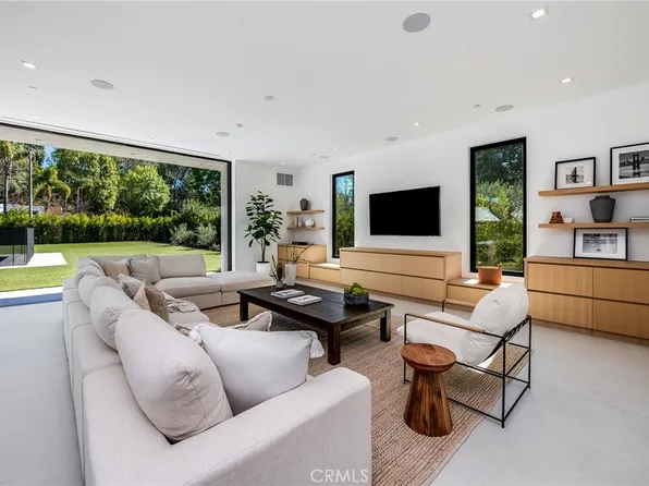 4930 Palomar Dr, Tarzana, CA 91356