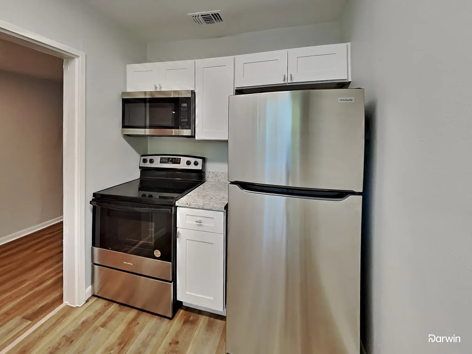 3 bed, 1.0 bath, 1004 sqft, $2,020 — Photo 4